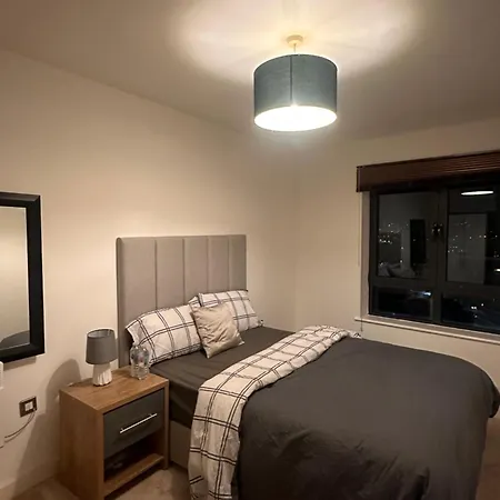 Homestay Private Bedroom With Shared Living Space And Bath In A Two Bedroom Leeds (West Yorkshire)