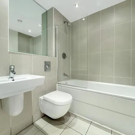 Kwatera prywatna Private Bedroom With Shared Living Space And Bath In A Two Bedroom